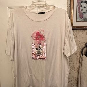 Cutest loose fitting T-shirt with some 3D iconic print